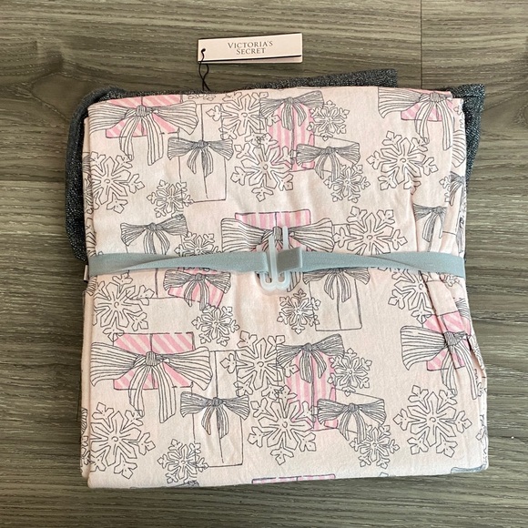 Victoria’s Secret Gray/Light Pink Sleepwear Set with Sleep Eye Mask - Picture 3 of 3